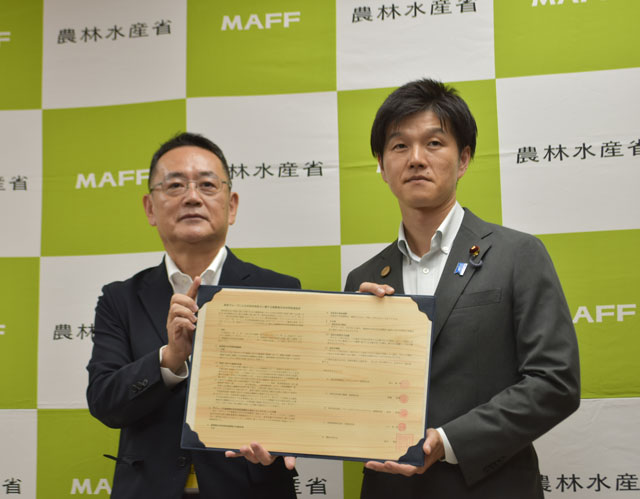齊藤社長（左）と、鈴木農水相