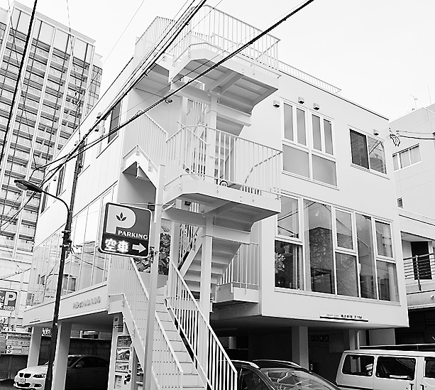 白砂商事が保有する駐車場の有効活用策として建設されたビル。2階をオフィス、3階をシェアハウスとした。都心立地が特徴=東京都千代田区