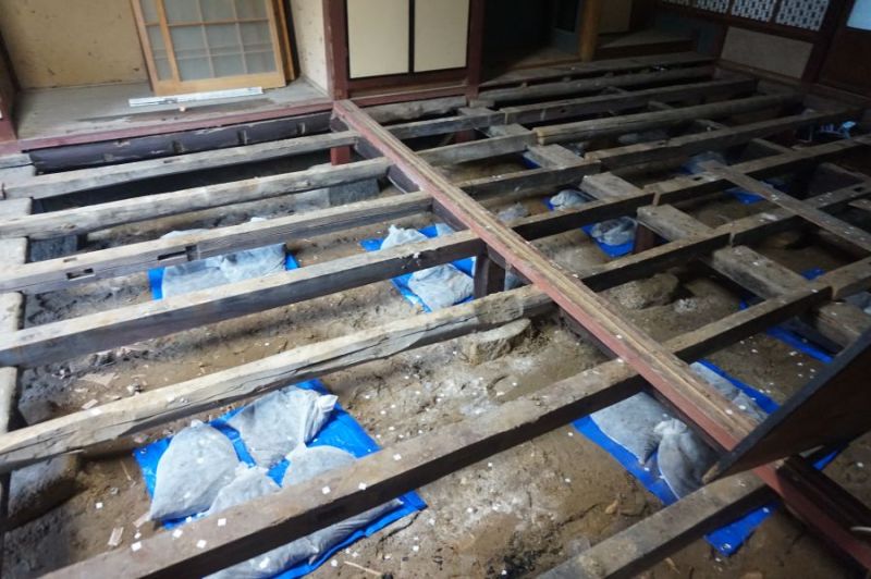 ブルーシートを正方形に断裁して配置