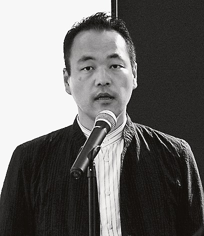 発表会で作品を解説する日野代表取締役