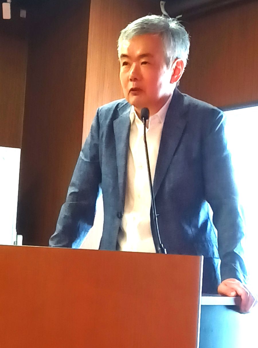 7月10日に開かれた幹部会と研究会との合同会議で、冒頭あいさつするFRPの真鍋茂彦代表。今秋11月に予定している「5周年記念発表会」にかける強い期待と意欲を示した