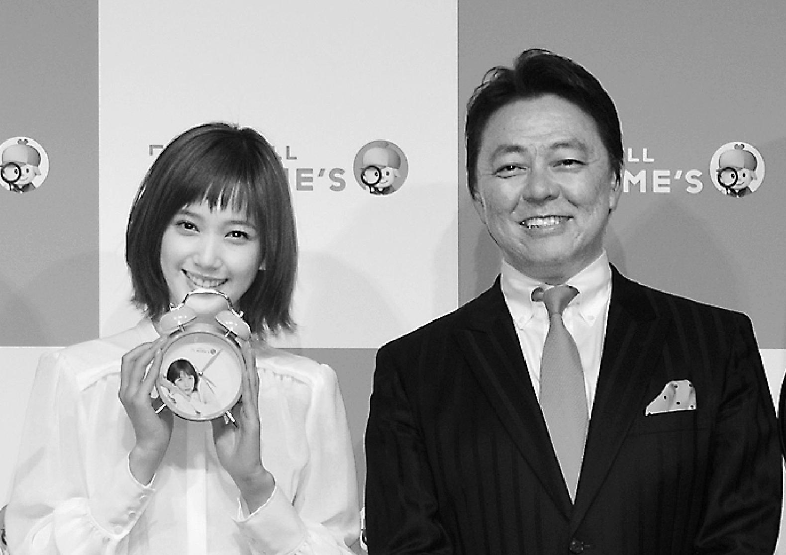 新CM発表会に出席した井上社長(右)と本田翼さん