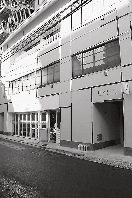 人形町駅徒歩1分。大通りから1本中に入ったため、騒々しさはない。住居部分は南側に面し、日当たりはいい