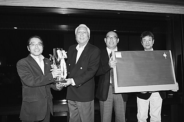 優勝した東栄住宅Bチームと佐々野会長