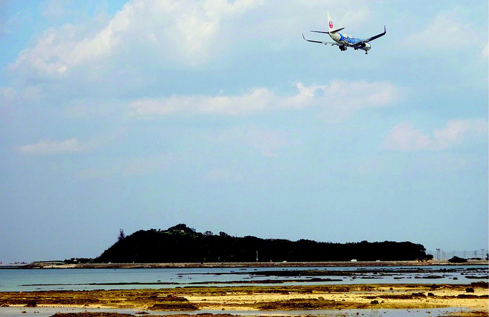 島の上空を大型旅客機が低空で飛び交う
