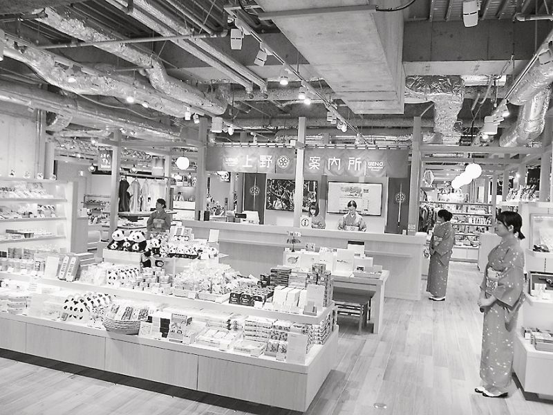地下1階の松坂屋。地元産品などを紹介する新編集店舗の上野案内所