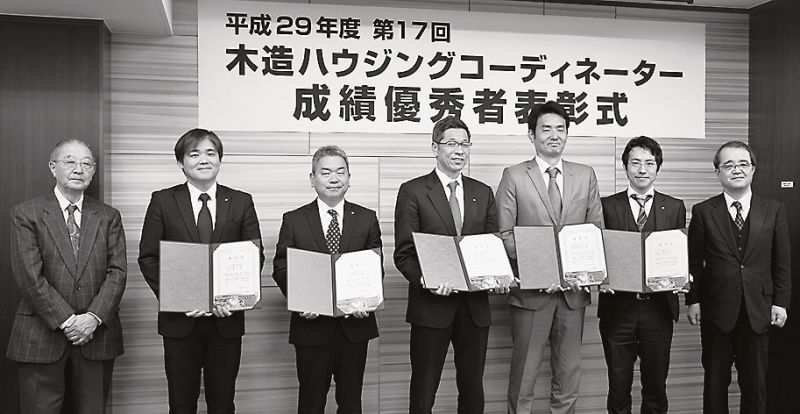 今回成績優秀者として表彰された５人（中央）