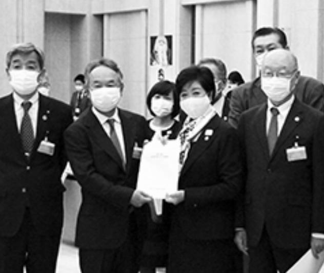 小池都知事と中村本部長((左)から2人目)
