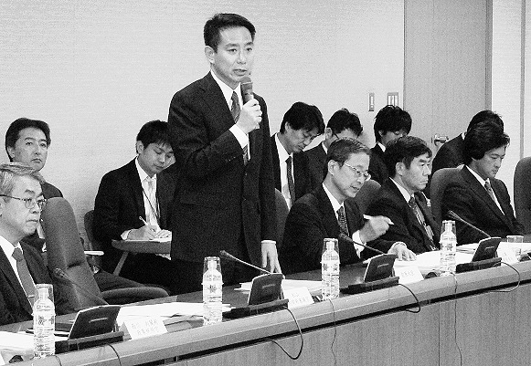 有識者会議の席上で、民間資金活用の重要性について語った前原経済財政政策担当大臣