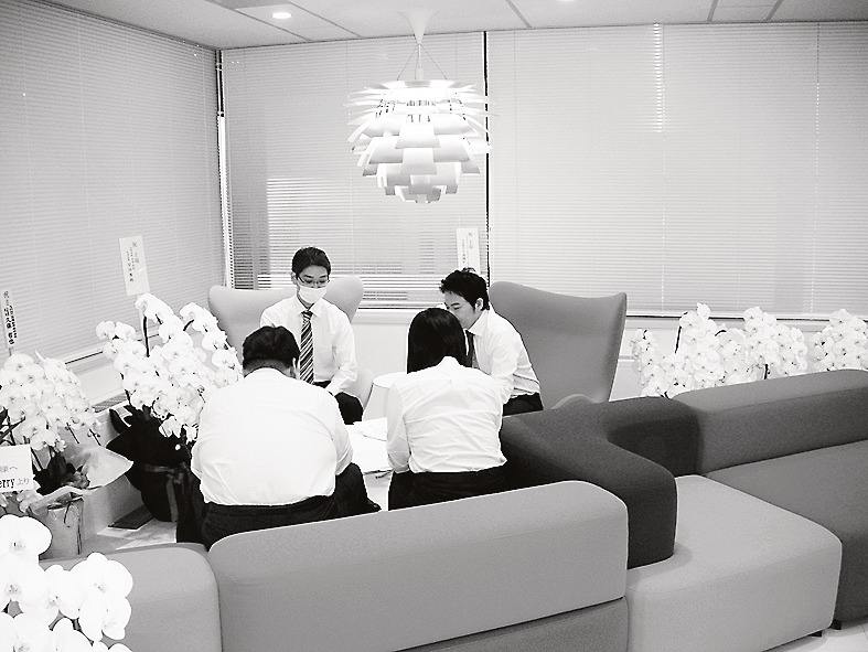 上場で社員の志気も一段と高まる(社内の打ち合わせコーナーで)