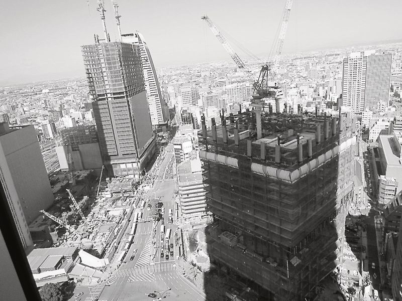 建設中のJPタワーと大名古屋ビルヂング(手前)