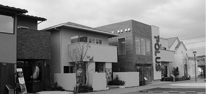 柏の展示場。「ＰＯＬＵＳ」のロゴのある建物にオフィスは入居