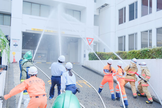 地元消防署と連携して放水