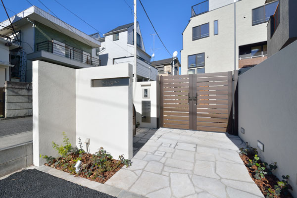 同社2棟目の供給となったテラスハウス。214m2の旗竿地に3階建て・計4戸をプランニングした