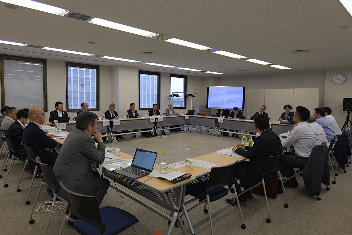 FRPの勉強会では毎回真剣な議論が行われている。写真は昨年６月に実施された第３回勉強会の風景。