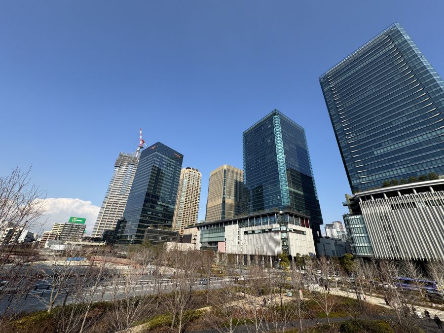 ２年ほど前、完成した「グラングリーン大阪」エリアの公園から見た北側部分。左端に見える工事中の建物がグラングリーンで最初に建設されたマンションだ。（筆者撮影）