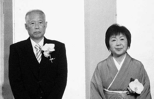 受章した大工園氏(左)と奥様