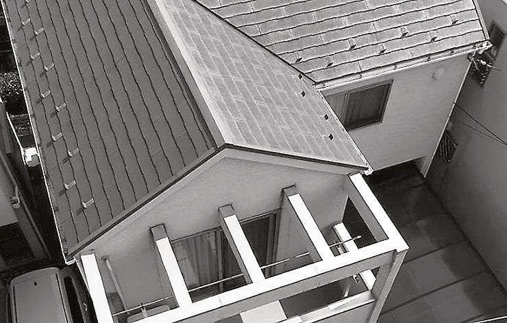 ドローンを活用することで3階建てや複雑な屋根上の撮影も可能に
