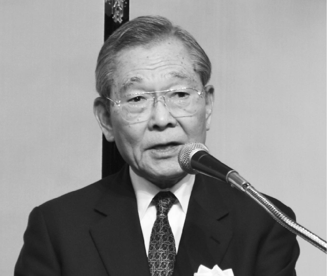 あいさつする高木会長