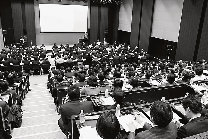 注目のテーマで会場は満員に
