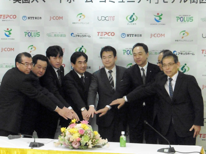 発表式で清水市長を囲む3社社長