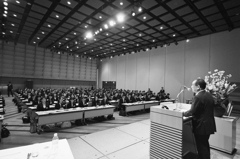 創業記念日の3月27日に入社式を行ったスターツグループ。村石久二グループCEOが新入社員を前にあいさつした