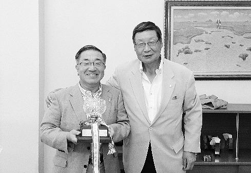 外川氏(左)と、東京都不動産のれん会ゴルフ会会長の勝田忠緒氏