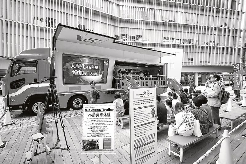 VR防災車の前で説明を聞く参加者