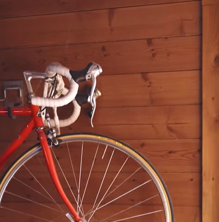【写真(2)】愛車の自転車を掛けることができる壁