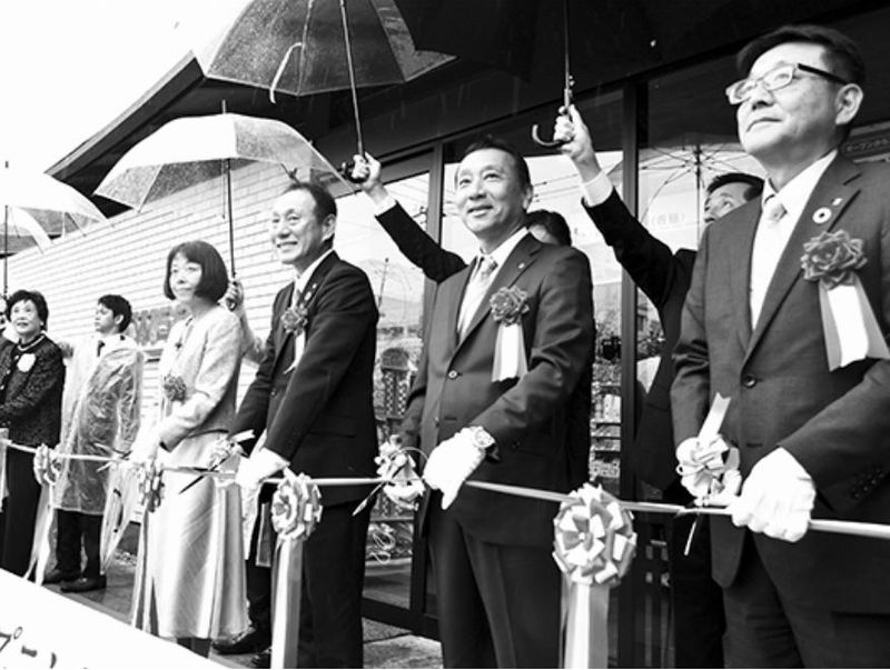 芳井社長（左から４人目）らによるテープカット