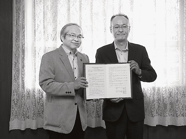 協定書を交わす平木市長(左)と柳瀬支店長(右)