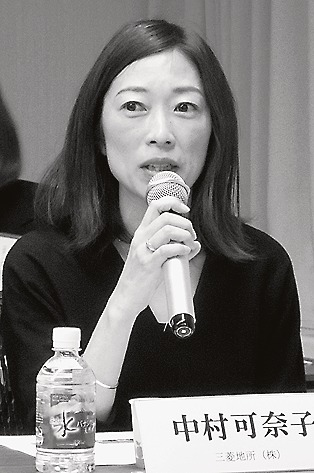 受賞発表会でコメントする三菱地所の中村氏