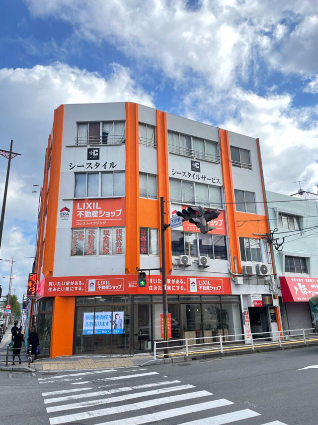 交差点角に立地する店舗