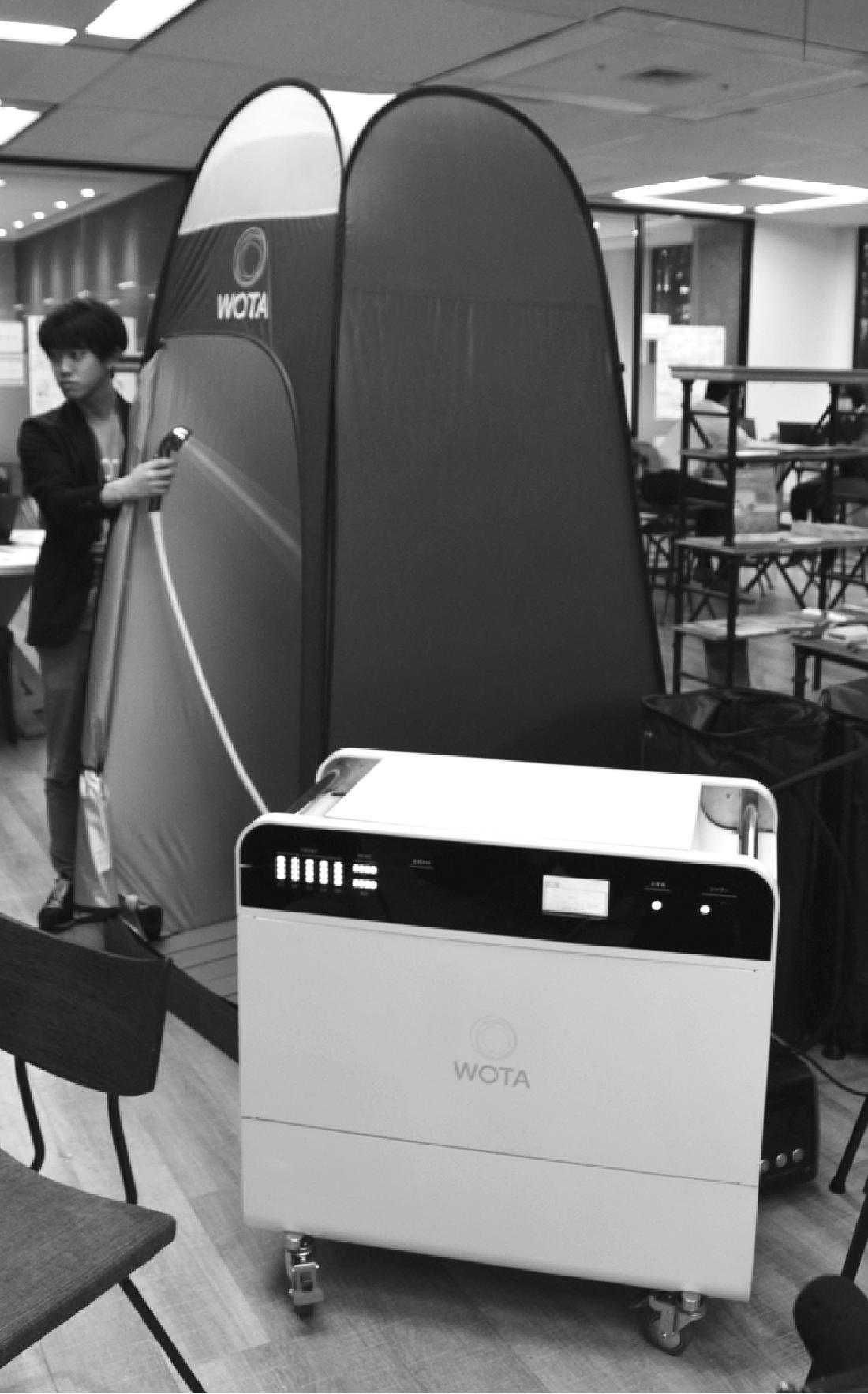 水を再利用する可動式シャワーのデモ