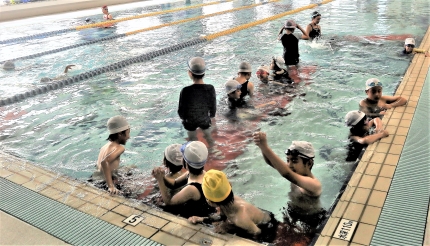 多摩第一小3年生の水泳授業。5組に分かれ、各組にスタッフが付く(NAS聖蹟桜ヶ丘店で)