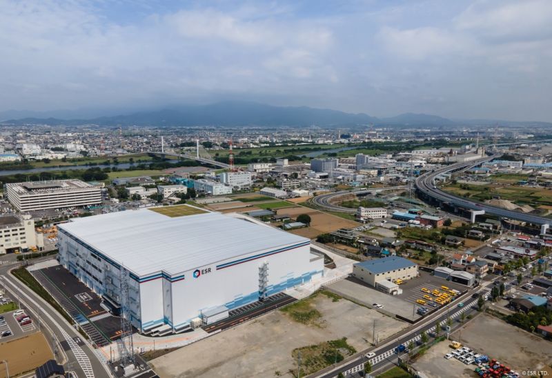 茅ヶ崎DCは圏央道の至近に立地。住宅街に面するため、外壁はさわやかなホワイトがベース