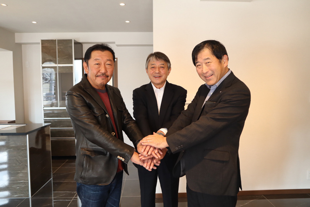 左からエイジの佐藤一郎社長、協栄組の古畑菊美取締役執行役員、明豊プロパティーズの太田孝社長