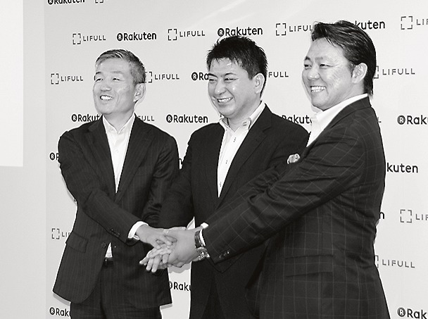 (右から)井上社長、太田社長、楽天の山田善久副社長