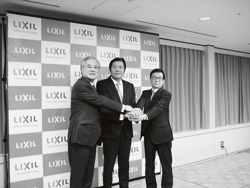 藤森社長(中)と坂村教授(左)