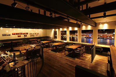 店舗内。窓の外には美しい夜景が広がる
