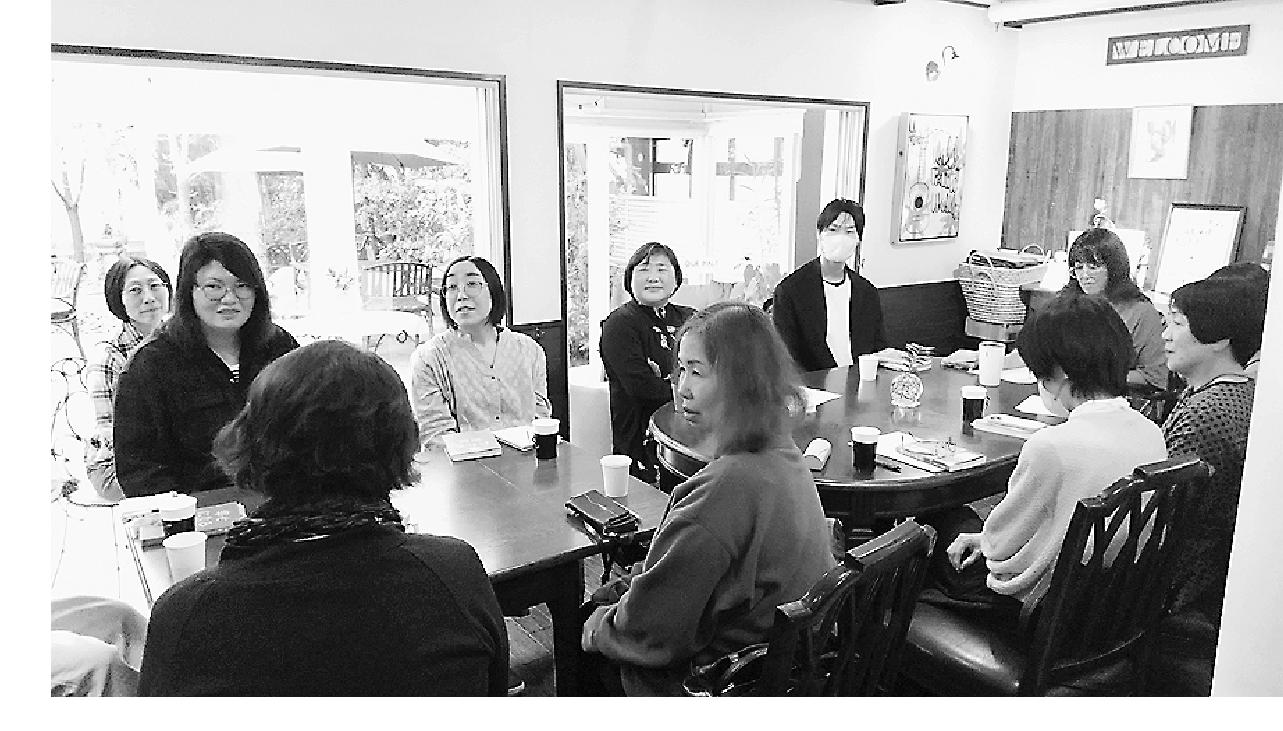 ブックカフェ・ハレキタザワで開かれる読書会には毎回十数名が参加する。遠方からの人もいる。課題本を何年か前に読んでいた人もいれば、会に参加するため急遽呼んできたという人も。本が好きな人たちとの会話が楽しい。