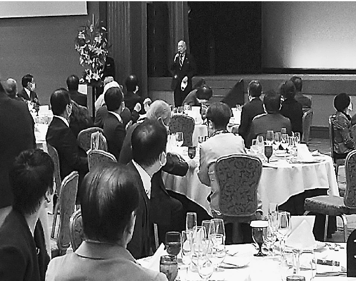 第一部の朗読劇終了後に舞台の前で挨拶する鈴木静雄氏。同氏主催の東京・椿山荘で開かれた〝感謝の集い〟には約200名の知人・友人らが招かれた。