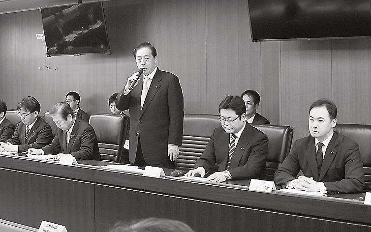 東日本大震災復興対策本部で指示を出す太田昭宏国交相