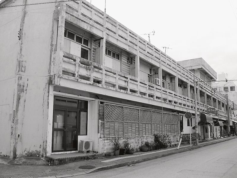 戦後に建てられた沖縄県の戸建ては、RC造が一般的。市街地では傷みの目立つ住宅が少なくない