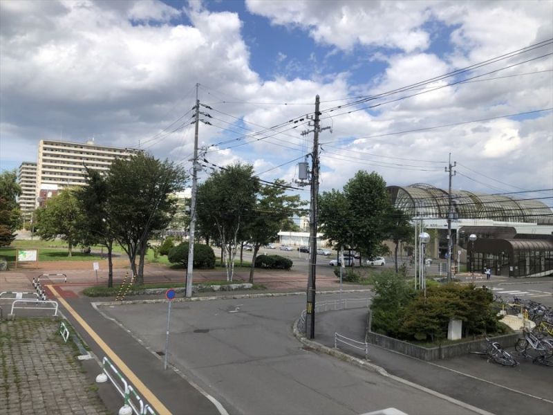 コロナ下の３月30日に民間企業とパートナー協定を締結し、周辺エリアの整備計画が策定された北広島駅西口（８月撮影）