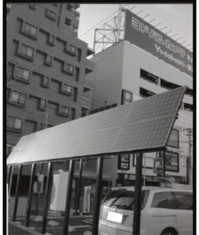 駐車スペースの上には太陽光パネル