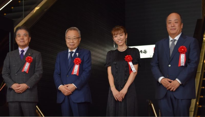 開業セレモニーに参加した岡田・東急不動産副社長(左)、高野・豊島区長(中)(左)、若槻千夏さん(中)(右)、佐々木・佐々木興業社長(右)