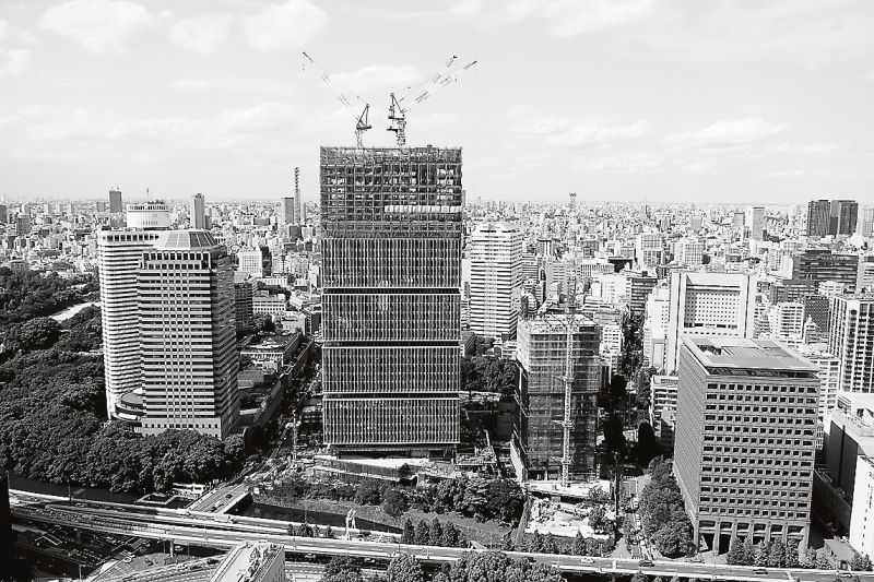 中央の建設中の建物がオフィス・ホテル棟。その右が住宅棟