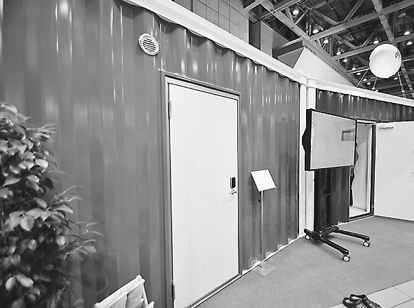「快適性」にもこだわったコンテナ式の災害用宿泊施設
