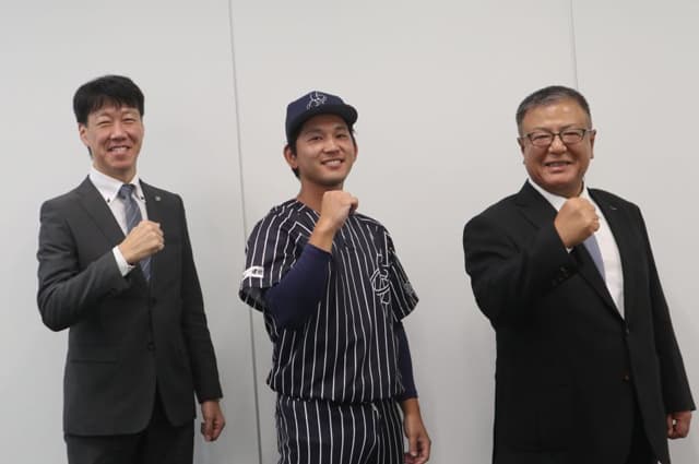 一建設 社会人野球チームにユニフォーム寄贈 人材交流で技能者を社員化 18人在籍、延べ40人受け入れ